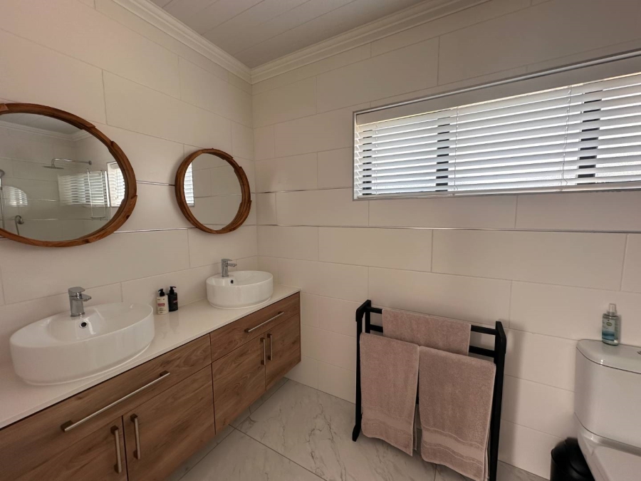 5 Bedroom Property for Sale in Fraaiuitsig Western Cape